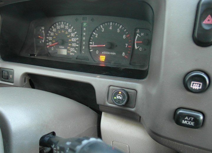 Кнопка переключения и индикации режимов работы ГБО с указателем уровня топлива на приборной панели Mitsubishi Montero Sport