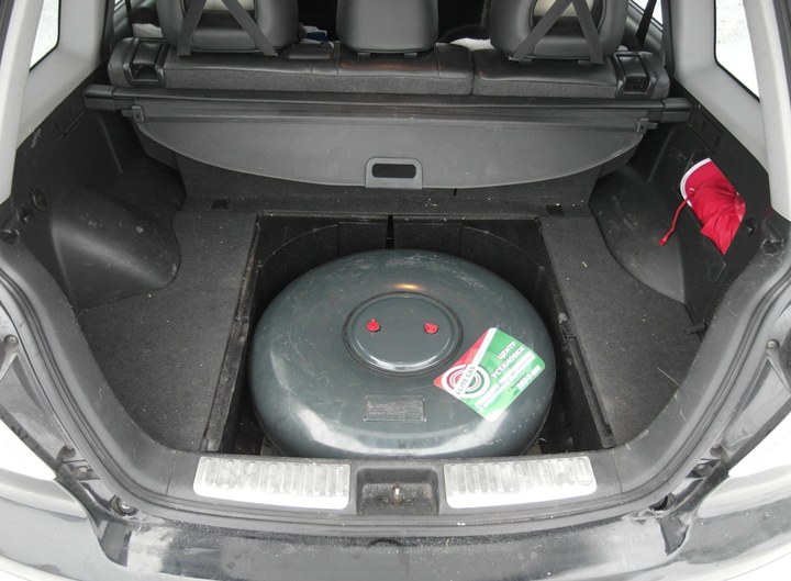 Тороидальный газовый баллон 65 л в нише для запасного колеса Mitsubishi Outlander