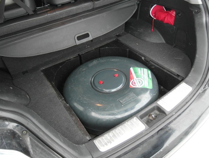Тороидальный газовый баллон 65 л в багажнике Mitsubishi Outlander