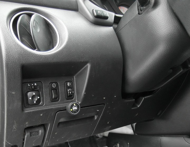 Кнопка переключения и индикации режимов работы ГБО с указателем уровня топлива в Mitsubishi Outlander