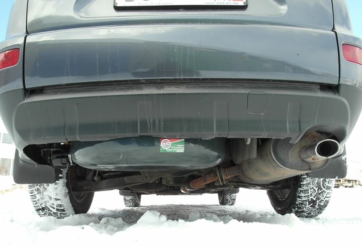 Тороидальный газовый баллон 72 л под днищем кузова на месте запасного колеса, Mitsubishi Outlander XL