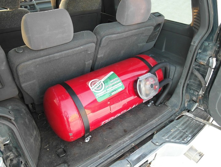 цилиндрический газовый баллон 80 л в багажнике Mitsubishi Pajero II