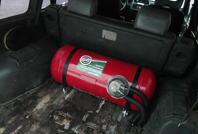 цилиндрический газовый баллон 80 литров в багажнике Mitsubishi Pajero II