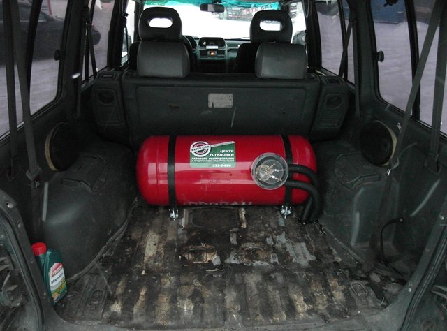 газовый баллон 80 литров в багажнике Mitsubishi Pajero II