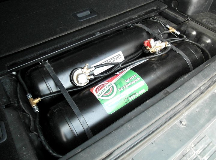 2 газовых баллона по 36 л в нише под полом багажника Mitsubishi Pajero IV