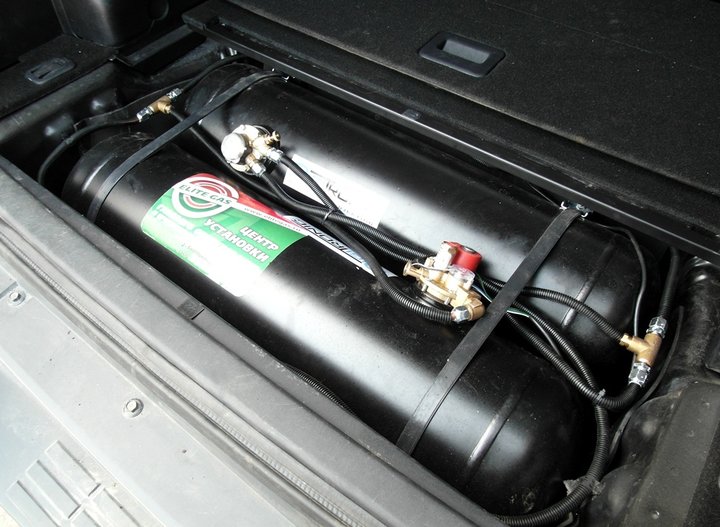 2 газовых баллона в багажнике Mitsubishi Pajero IV