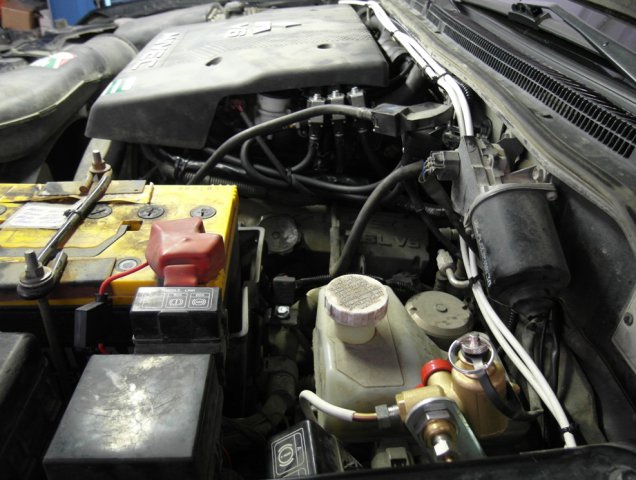 Подкапотная компоновка элементов ГБО, установка газа на Mitsubishi Pajero IV, MIVEC V6