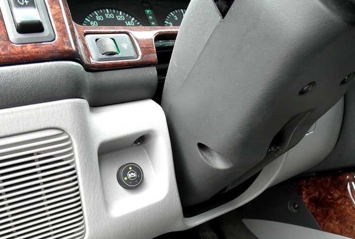 Кнопка переключения и индикации режимов работы ГБО 4-го поколения BRC Sequent Plug&Drive с указателем уровня топлива на передней панели Mitsubishi Pajero Sport К90