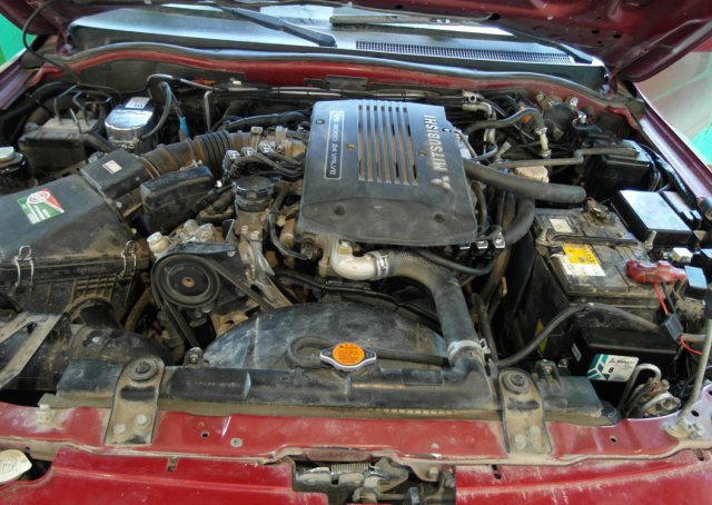 Подкапотная компоновка элементов ГБО и автономного подогревателя Hydronic Mitsubishi Pajero Sport (K90) V6, 3.0