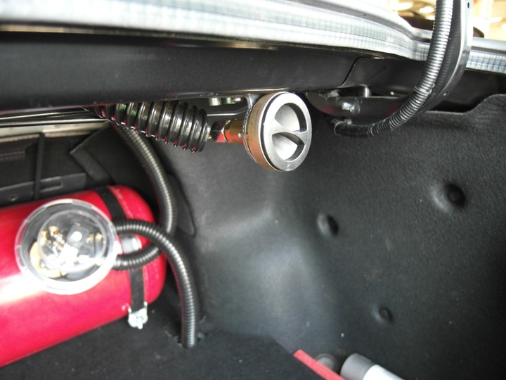 Выносное заправочное устройство в багажнике Nissan Almera