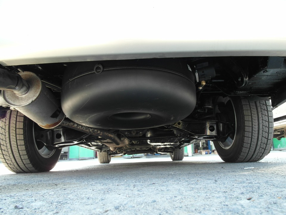 Тороидальный газовый баллон (пропан-бутан) 65 литров под днищем Nissan Elgrand