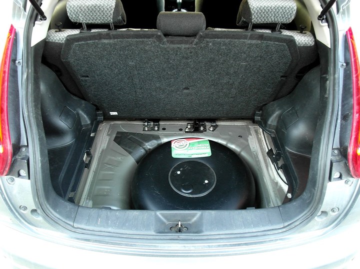 Тороидальный газовый баллон 46 л (пропан-бутан) под фальшполом багажника в нише для запасного колеса, Nissan Juke (F15)