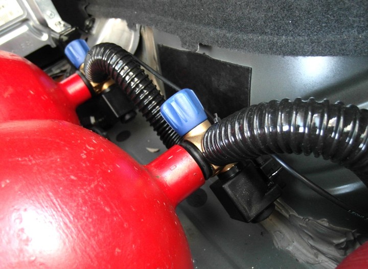 Баллонный вентиль с предохранительными клапанами и запорным электроклапаном, Nissan Murano Z51