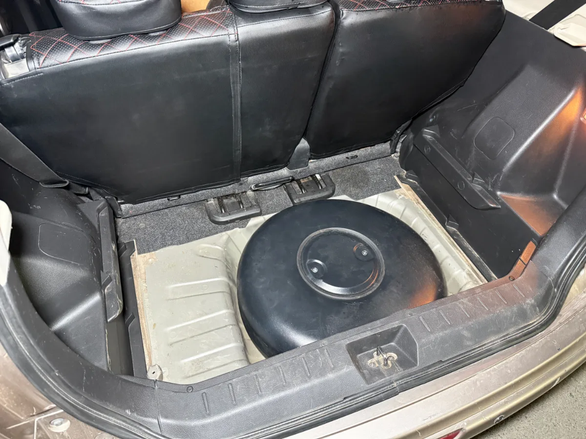 баллон в нише запаски на Nissan Note