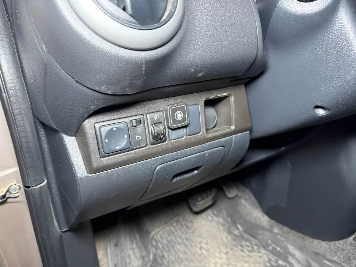 Кнопки управления газом на Nissan Note