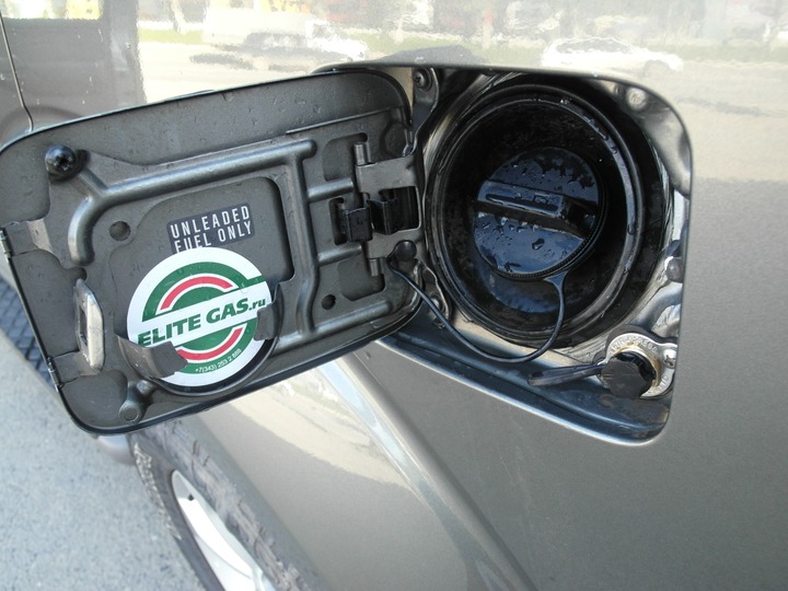 Внешнее заправочное устройство выведено под лючок бензозаправочной горловины, Nissan Pathfinder