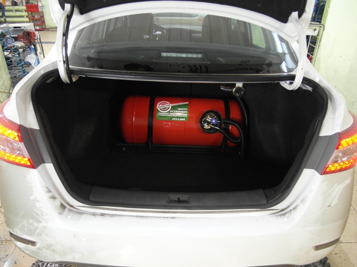 Газовый баллон объемом 80 л (пропан-бутан) в багажном отделении Nissan Sentra