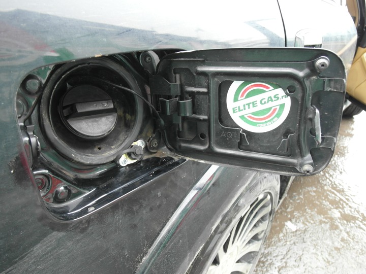 Заправочное устройство под лючком бензобака, Nissan Stagea M35