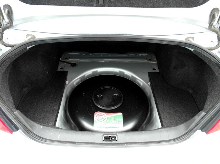 Тороидальный газовый баллон 74 л (пропан-бутан) в нише для запасного колеса, Nissan Teana (J32) 4x4