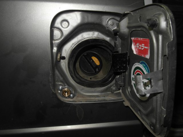 Nissan Elgrand, ВЗУ под лючком бензозаправочной горловины