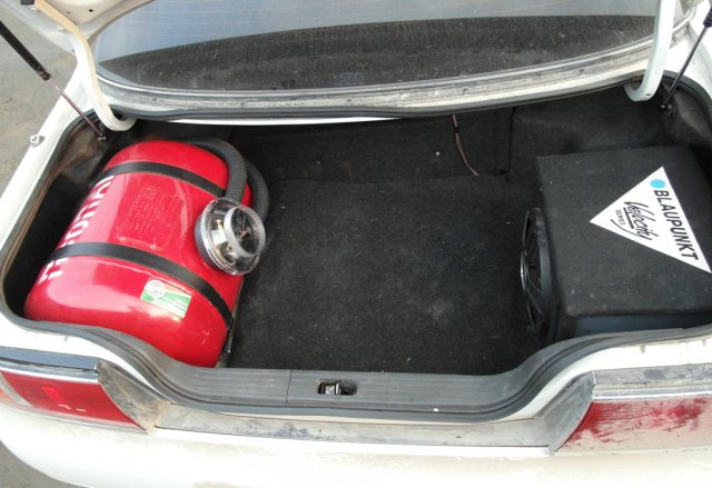 Цилиндрический газовый баллон 61 литр в багажнике Nissan Laurel С34, установка газового оборудования