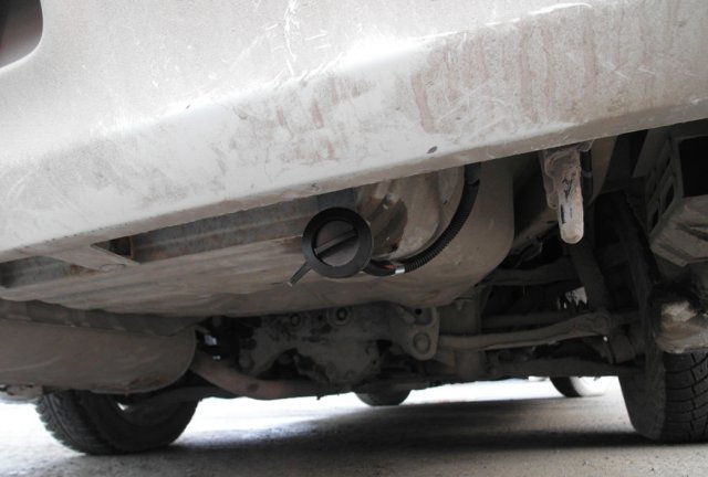 ВЗУ под задним бампером автомобиля на Nissan Laurel С34, установка газового оборудования