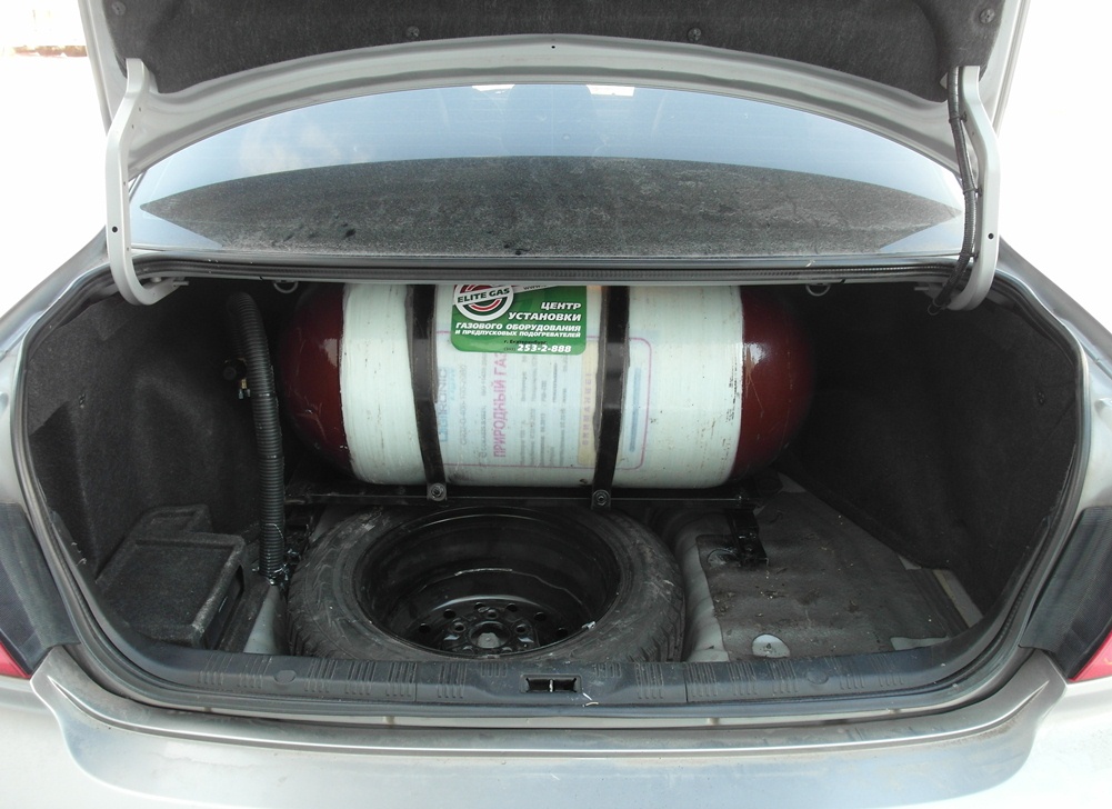 метановый металлопластиковый баллон (CNG-2) 100 литров за спинками задних сидений Nissan Maxima A33