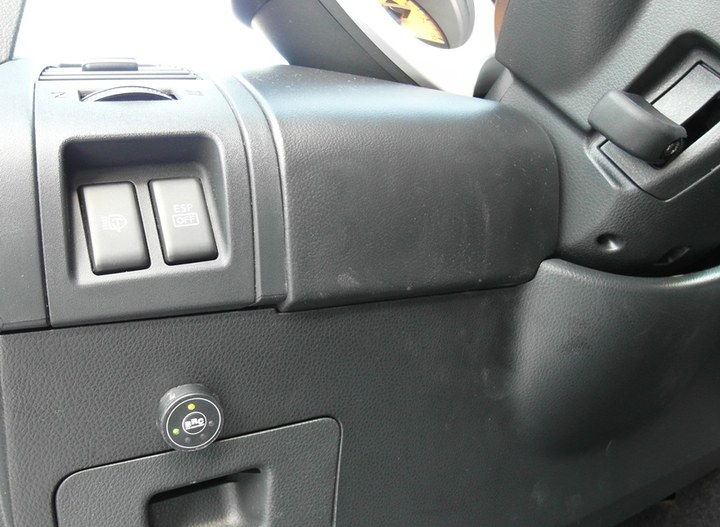 Кнопка переключения и индикации режимов работы ГБО с указателем уровня топлива в Nissan Murano Z50
