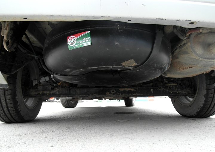 Тороидальный газовый баллон 46 л под днищем кузова Nissan Presage на месте запасного колеса