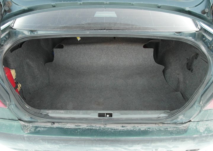 Багажник с баллоном за спинками задних сидений Nissan Primera P11