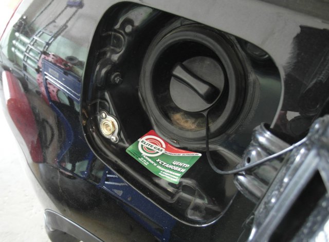 Заправочное устройство под лючком бензобака Nissan Qashqai+2 MR20, перевод авто на газ