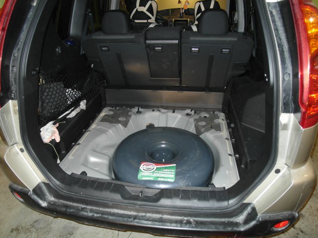 Тороидальный баллон 65 литров в нише для запасного колеса на Nissan X-Trail