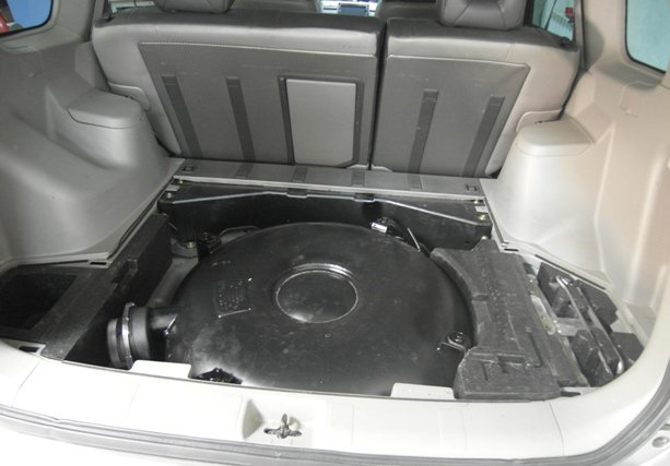 Тороидальный газовый баллон 79 литров в нише для запасного колеса Nissan X-Trail 2.0, перевод авто на газ