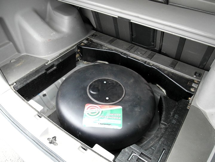 газовый баллон 55 л в багажнике Nissan X-Trail (Т30)