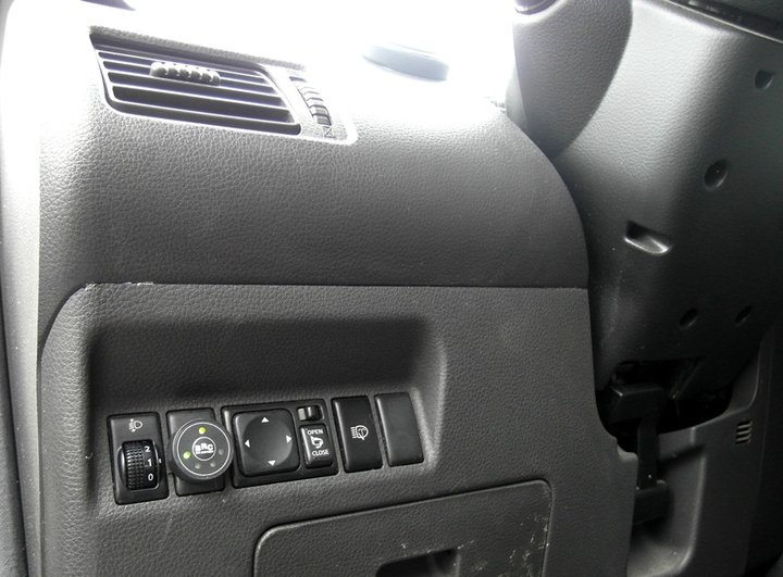Кнопка переключения и индикации режимов работы ГБО BRC Sequent с указателем уровня топлива слева от рулевой колонки Nissan X-Trail (Т30)
