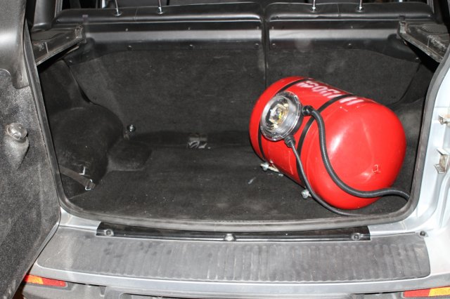 установка ГБО на Niva Chevrolet, газовый баллон 55 л расположен в багажнике