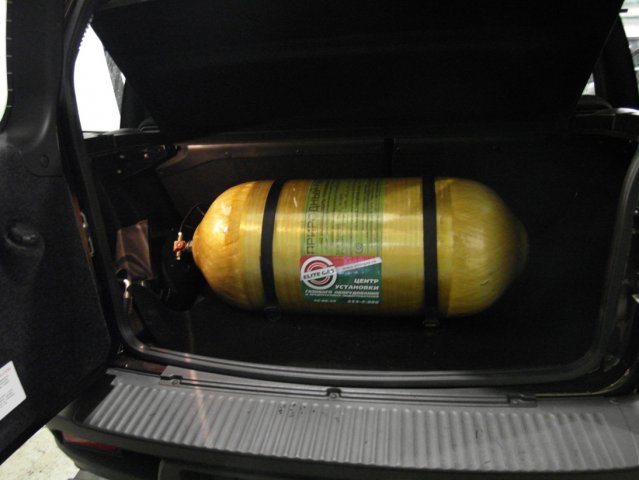 установка ГБО на Niva Chevrolet, багажник с установленным газовым баллоном