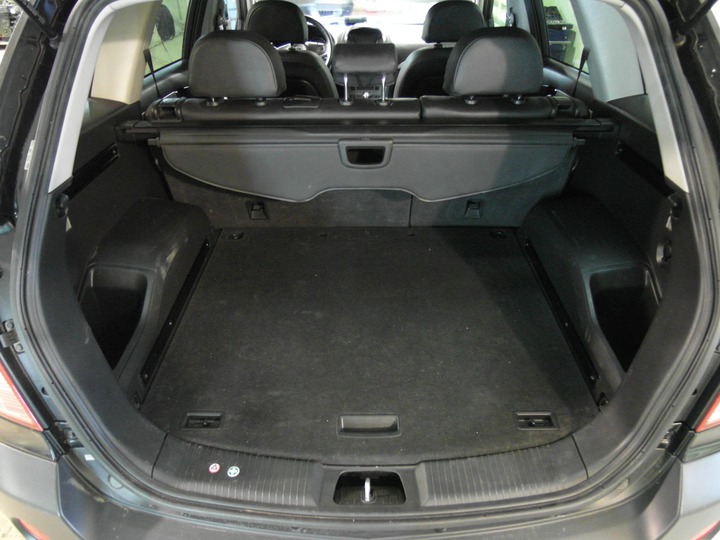 багажное отделение с газовым баллоном в нише запаски Opel Antara