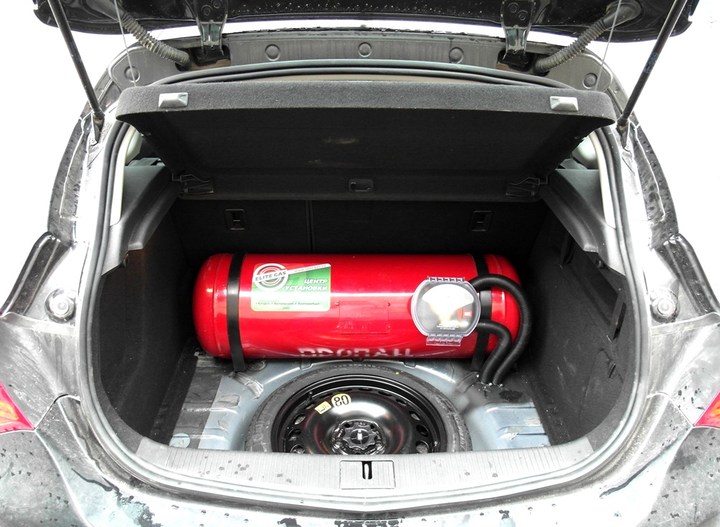 Цилиндрический газовый баллон 60 л в багажном отделении за спинками задних сидений Opel Astra J