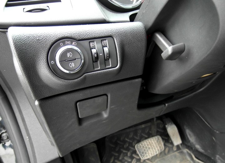 Кнопка переключения и индикации режимов работы ГБО BRC Sequent с указателем уровня топлива в вещевом боксе слева от рулевой колонки, Opel Astra J