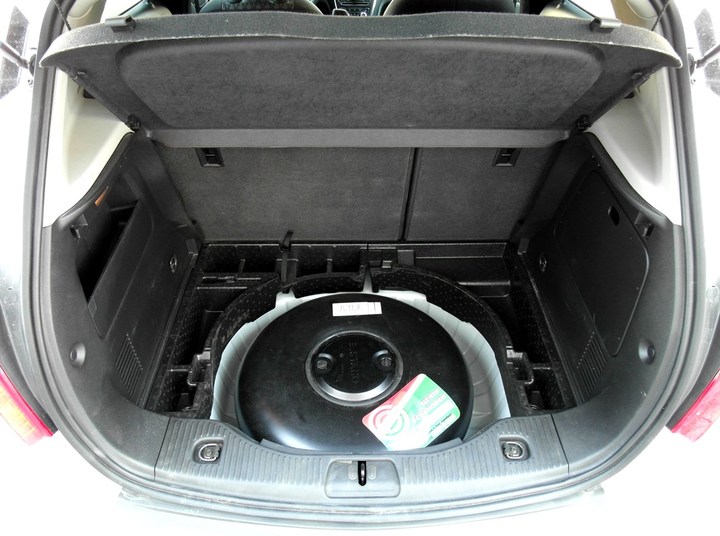 Тороидальный газовый баллон 40 л в багажнике в нише для запасного колеса Opel Mokka