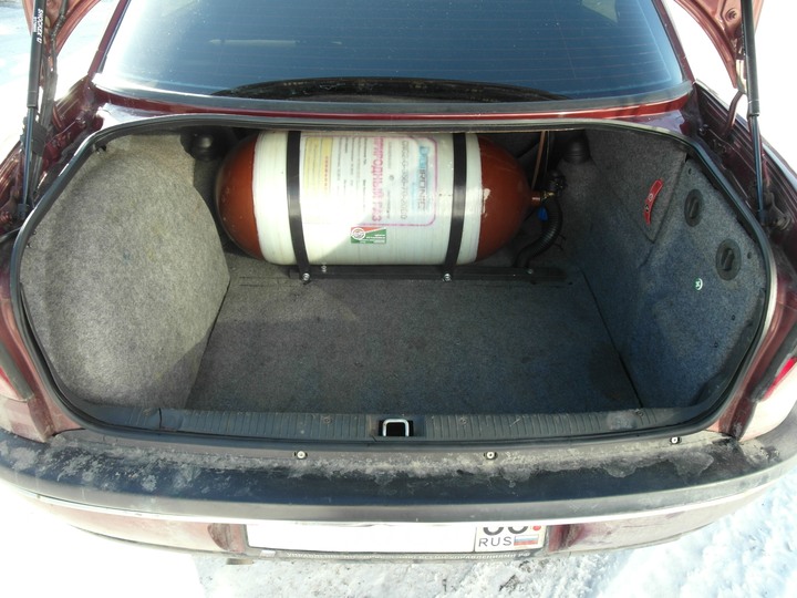 Облегченный метановый металлопластиковый баллон (тип 2) 70 л в багажном отделении Opel Omega