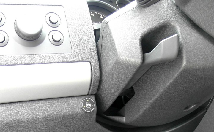 Кнопка переключения и индикации режимов работы ГБО BRC Sequent с указателем уровня топлива на передней панели Opel Zafira Family (B)