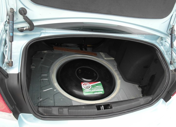 Тороидальный газовый баллон 53 л в нише для запасного колеса в багажнике Opel Astra