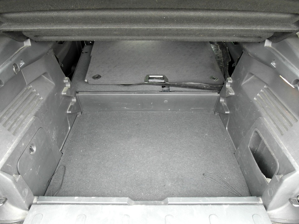Багажник с газовым баллоном под фальшполом