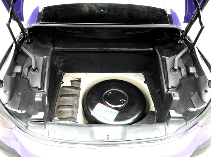 Тороидальный газовый баллон 54 л в багажнике в нише для запасного колеса, Peugeot 307 CC
