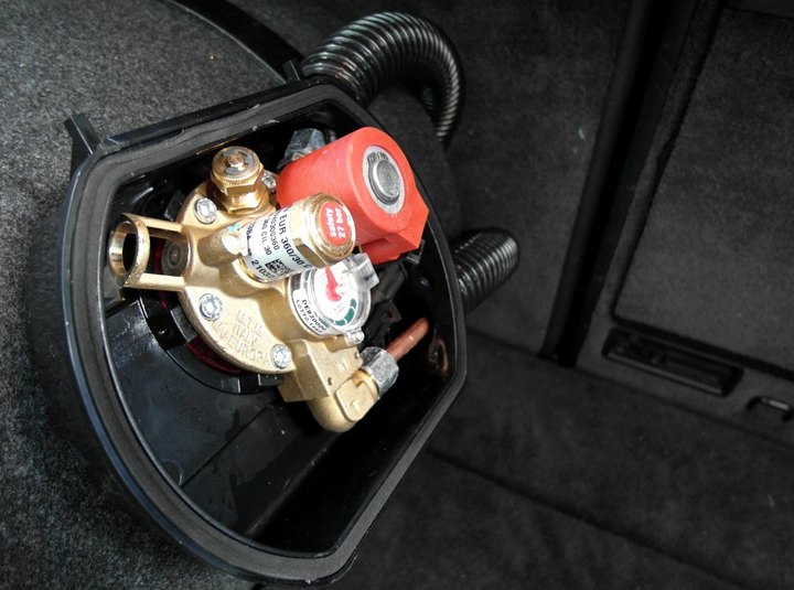 Мультиклапан класса Европа 2 с запорным электроклапаном, пожарным клапаном и электронным датчиком уровня топлива, Porsche Cayenne S 955