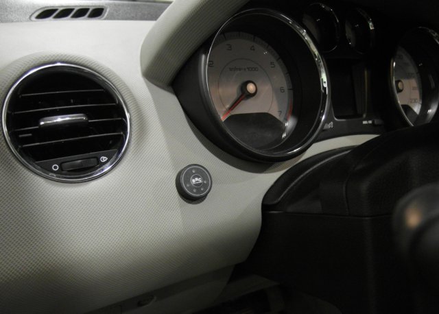 Кнопка переключения и индикации режима работы ГБО в салоне Peugeot 308