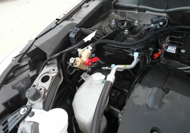 Газовое заправочное устройство в моторном отсеке Peugeot 4008
