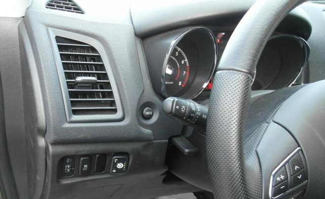 салон Peugeot 4008 с кнопкой переключения и индикации режимов работы ГБО